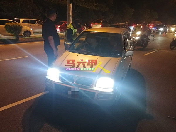 ■交通局执法人员截查装了HID车灯的灵鹿车。