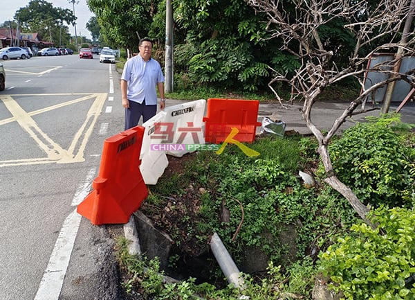 ■邓永森：该路口设路堤，加强安全措施。