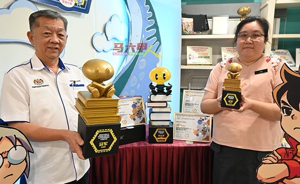 韩斌元（左）及何司儿骄傲地展示培二赢取的3项冠军奖。