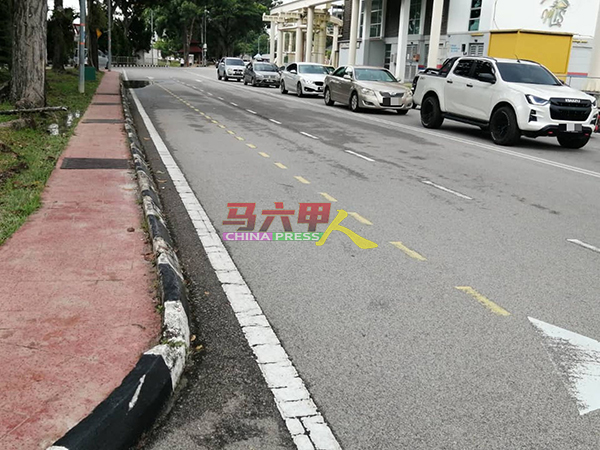 市区敦慕达希路的脚车道只有黄色虚线，没有脚车图案或字眼。