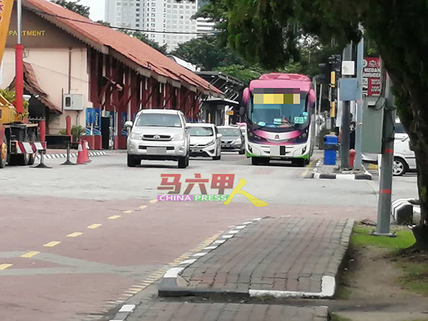 旅游巴士停泊在脚车道，影响脚车行驶。