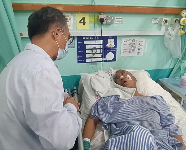 ■刘志俍（左）到医院探望中国男子骑脚车跌倒入院的杨建设。