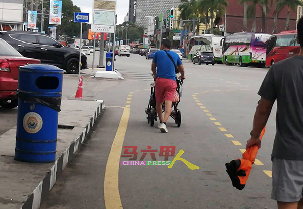 ■人行道上有垃圾桶，残障人士的轮椅被迫走在脚车道而显得危险。