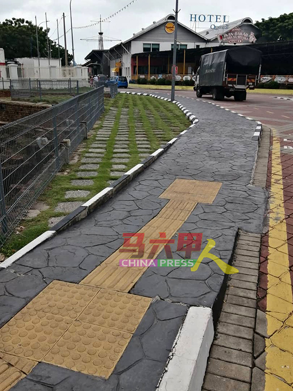 ■人行道上只有一小段导盲砖，没有延伸下去。