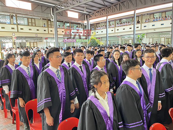 ■育民国民型华文中学245名中五毕业生披上毕业袍，即将奔下人生下一趟旅程。
