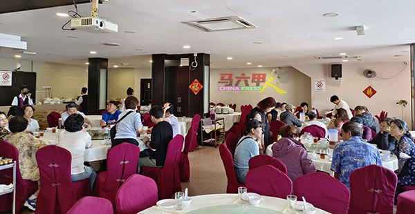 北京楼鱼翅海鲜酒家在平日也迎来许多游客上门用餐。