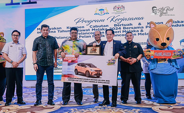 朱国升（右2）移交赞助2024马六甲旅游年的幸运抽奖奖品。