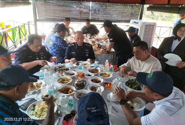 嘉宾在宁宜河水上餐厅用餐。