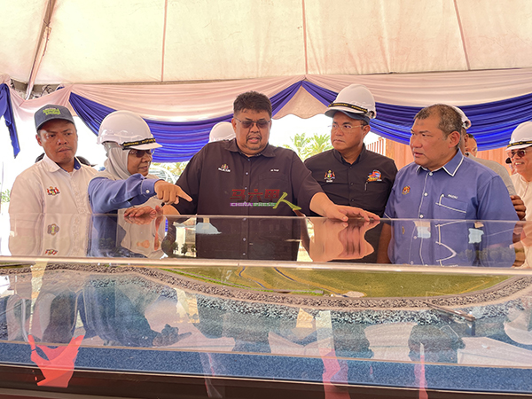 阿都拉勿（左起）及再迪，了解惹尼河岸蓄水计划工程进度。