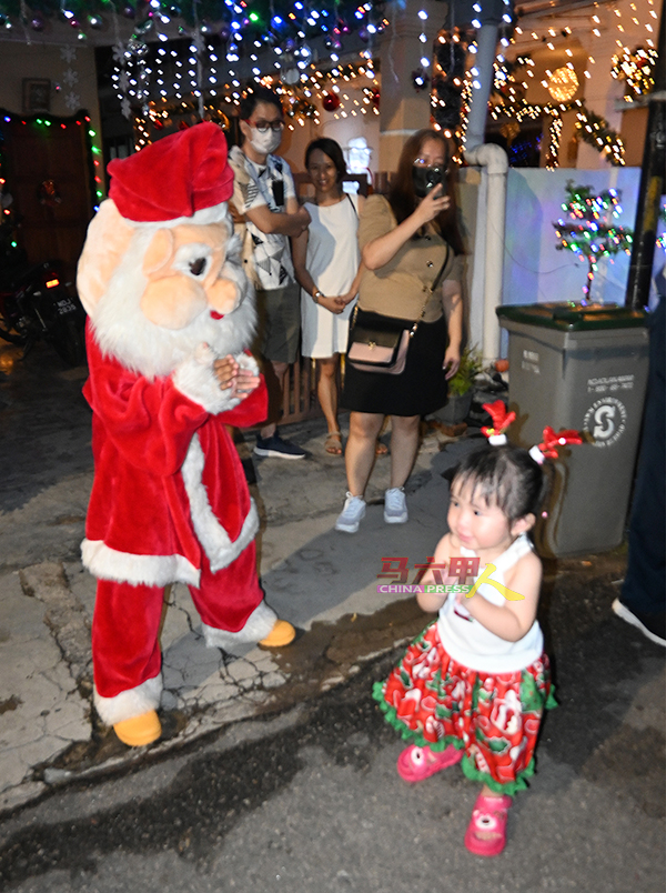 可爱的小圣诞老人与孩童跳起舞来。