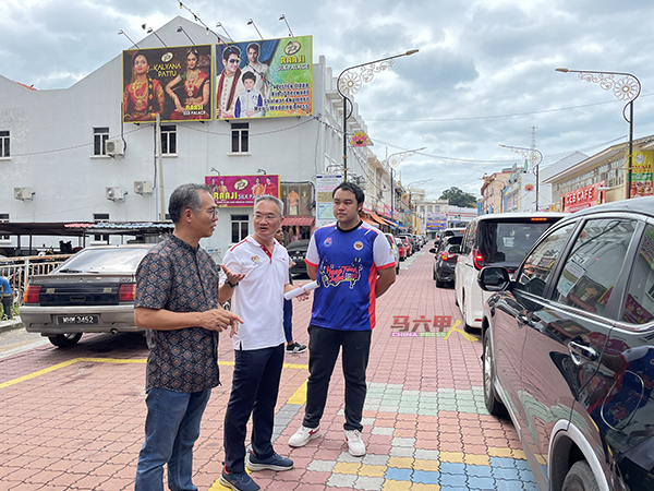 刘志俍（左起）、邱培栋及郭子毅亲自到甲市新路，视察54小时无车区计划引起的交通问题。