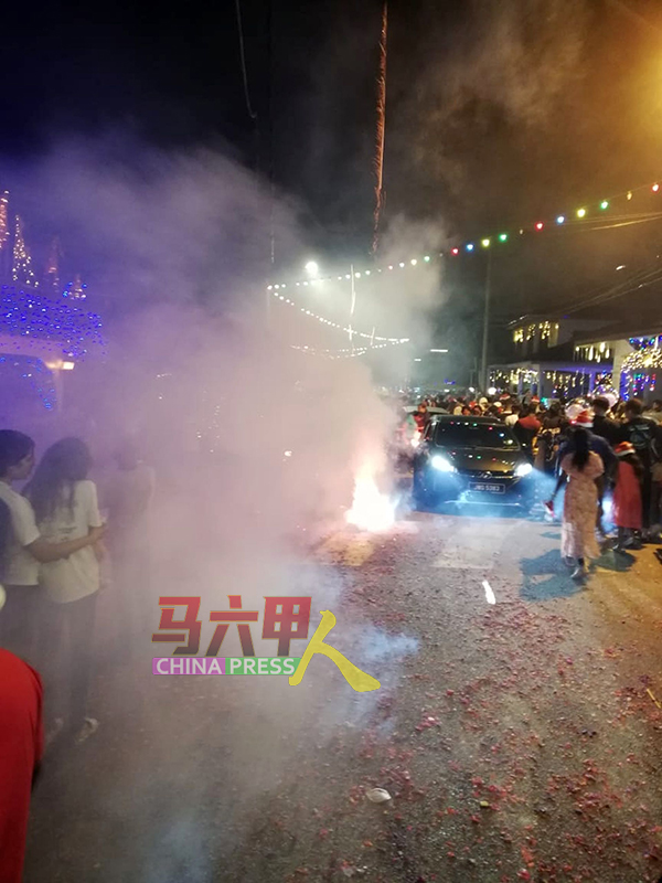 雪花喷雾由燃放烟花和鞭炮取代庆祝圣诞节倒数。