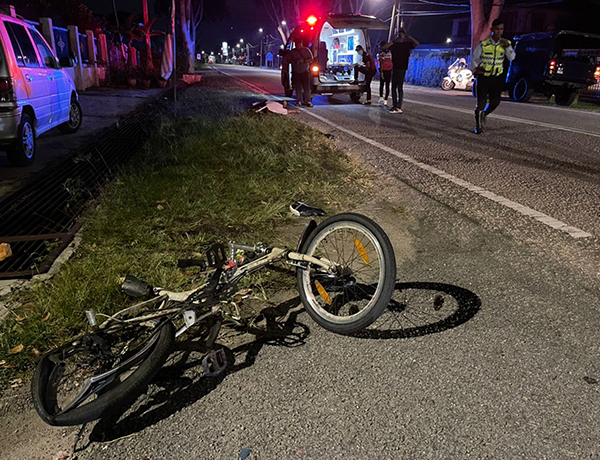 ■死者骑脚车被撞击，当场身亡。