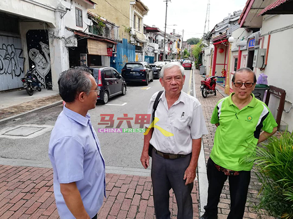 ■刘志俍（左2起）向李金龙了解市区多条路段封街对老街的影响。右是李祥生。