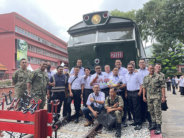 部分参与维修工程的马来亚铁道公司火车车厢维修小组专员及皇家工兵团，在“21111芦骨河”火车前合照。