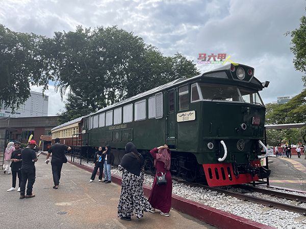 “21111芦骨河”火车重新髹漆后，以全军绿色亮相，吸引许多游客参观拍照。