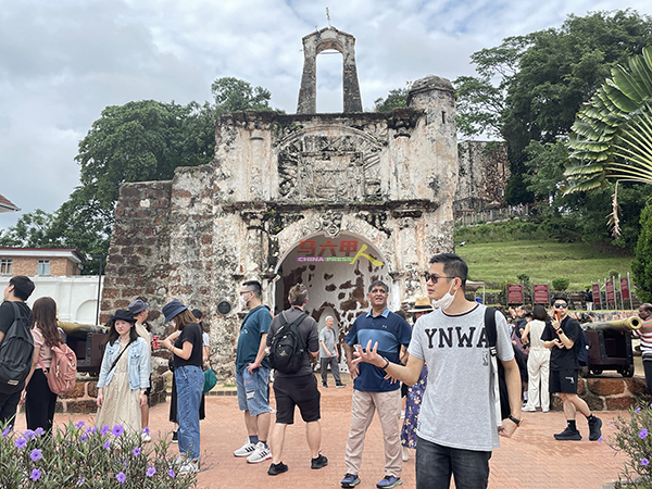 作为马六甲旅游地标的古城门，吸引许多游客观光拍照。
