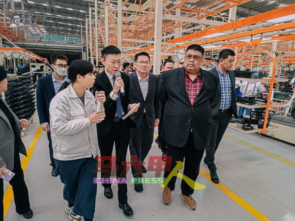 阿都拉萨（右起）、阿都拉勿及林万锋，到广西贵港电动车工业园考察新能源电动车产业发展概况。