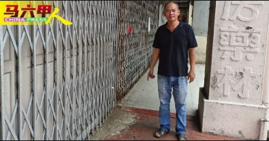 门缝被塞烟蒂塑料垃圾 空置店面外   脏兮兮
