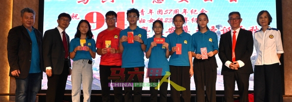 获得乒乓球比赛冠军奖的会员喜获奖励。左起是李炳良、曾华金，右起是张溧芳及邱德山。