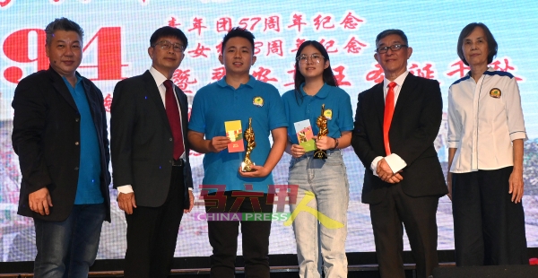 书法冠军汤紫琳（左3起）及刘凯雯接领奖励金。