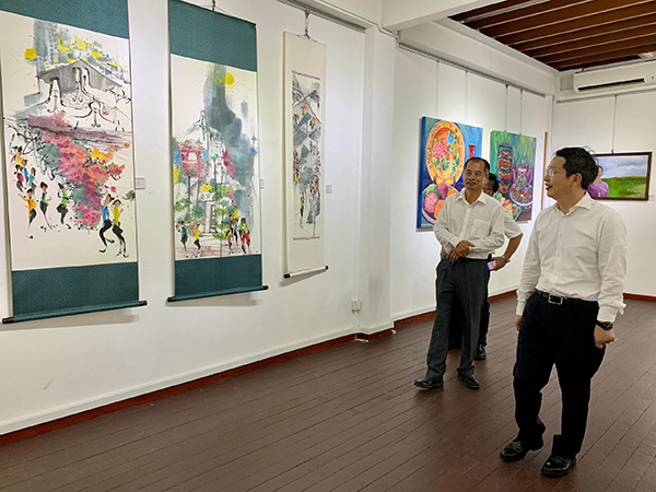 张立林（右）参观郑和．朵云轩马六甲艺术馆，获黄文庆（左）接待。