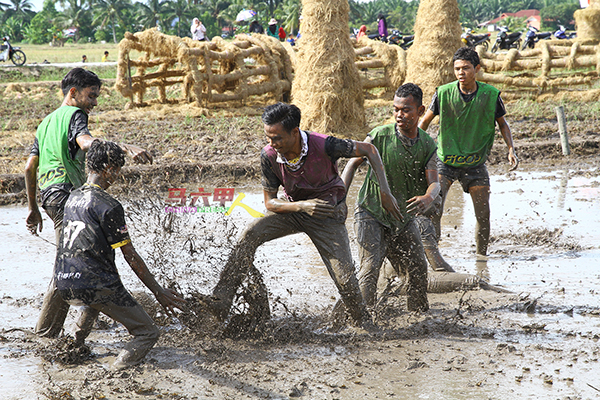 ■青年们全情投入在稻田里的足球赛，即便弄得一身泥泞也不再乎。