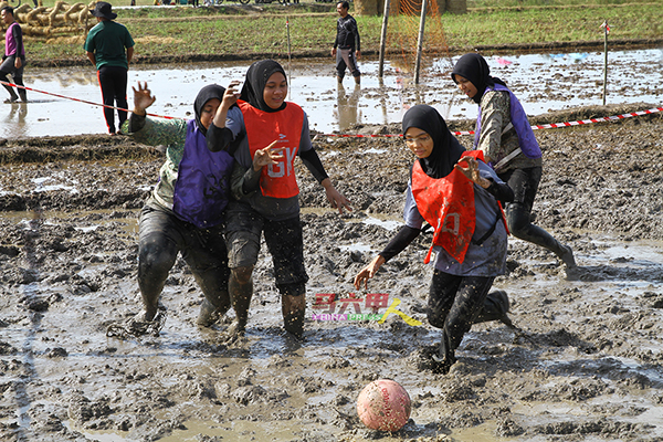 ■女孩们兴高采烈地在田野里奔跑追逐篮球，他们的笑脸充满活力。
