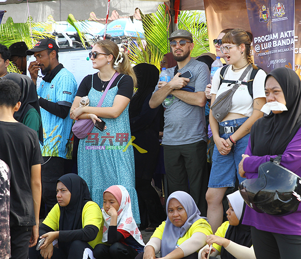 欧洲游客在马六甲旅游促进局的安排下，到来参观有趣的活动。