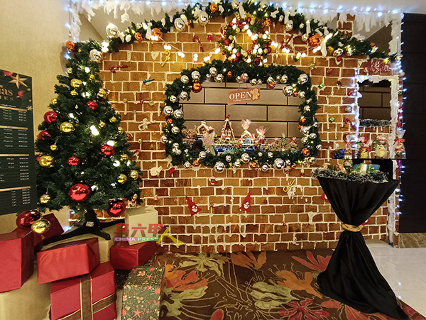 惠胜酒店的一些销售柜台以圣诞节布景为主题，气氛浓郁。