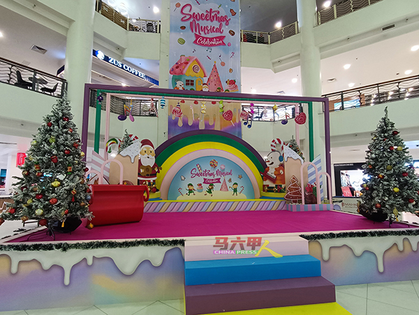 皇冠百利的圣诞节装饰舞台缤纷色彩，深受小朋友的喜爱。