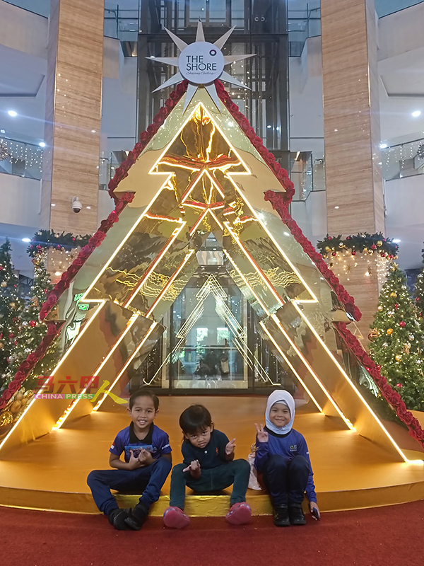 穆斯林家庭的孩子也到烁购物廊的圣诞节布景感受一年一度的圣诞节气氛。