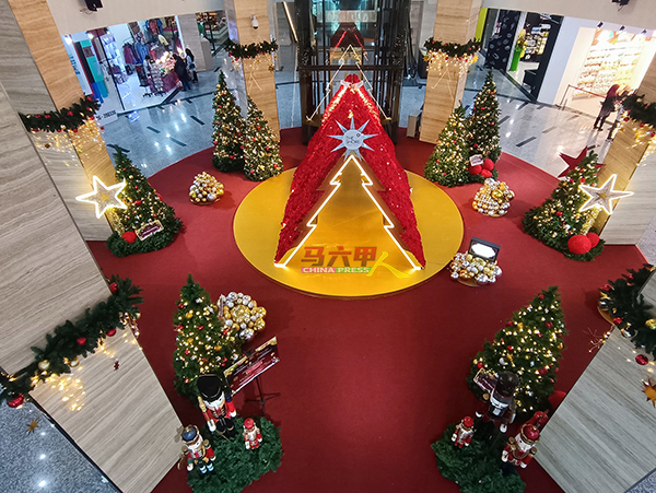 烁购物廊的圣诞节布景非常具有气派，气氛浓厚，可见耗费不少资金用心设计。
