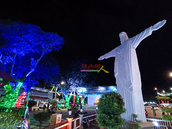 ■巨型耶稣塑像周围已开始张灯结彩，预料今年的圣诞节气氛会是最热闹的一年。