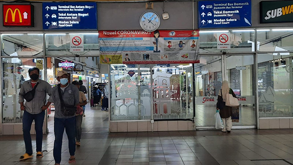 ■马六甲仙特拉车站入口处挂上新冠肺炎防疫横幅，提醒民众小心疫情，一些民众也在公共场所佩戴口罩。
