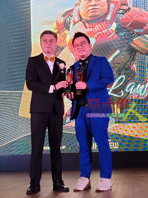 房侑良（左）颁发奖品予双料得主刘炜枫。