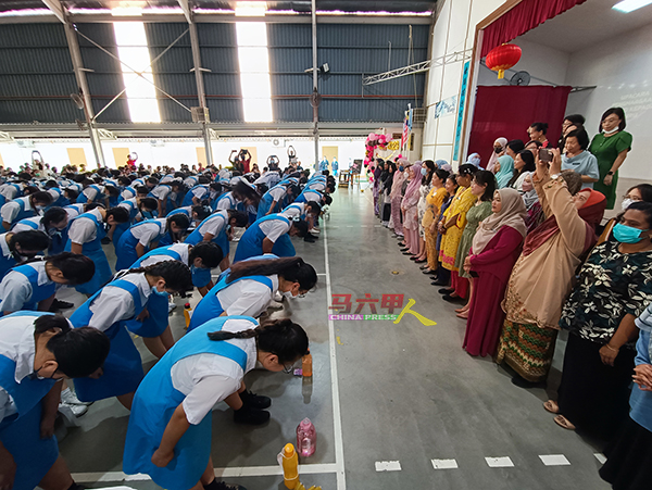 192位圣母女中的中五毕业生向该校全体老师鞠恭敬礼。