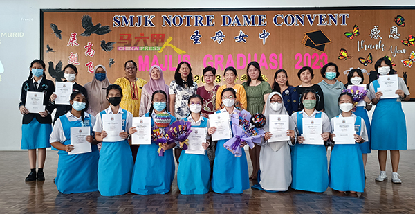 郭贞莹（右7起）、张秋蓉及许秀美，在各教职员陪同下，颁发奖状给成绩优良的毕业生。