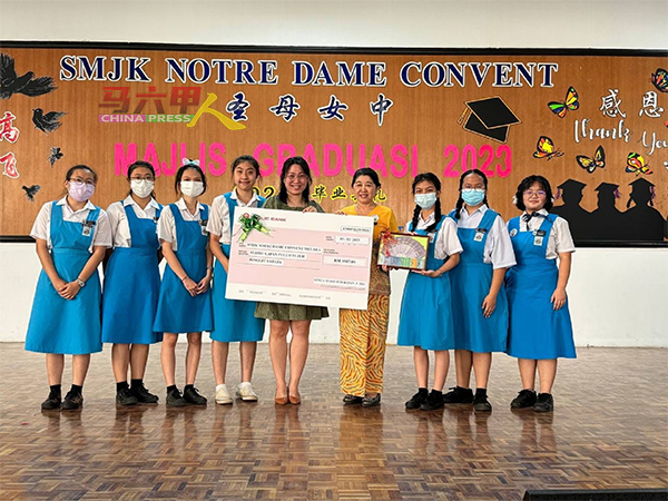 圣母女中毕业生捐献1087令吉，作为爱校基金。由郭贞莹（右4）见证。