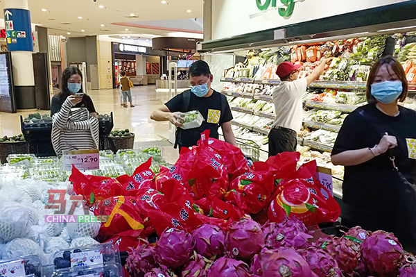 到超市购物的民众也开始戴上口罩预防冠病。
