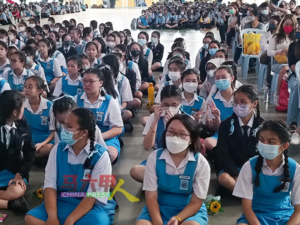 马六甲一些学校的学生已恢复戴口罩上学。