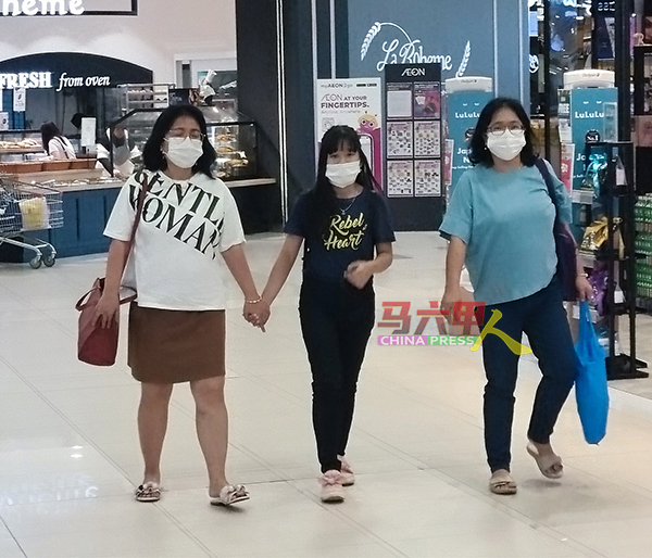 疫情重来，引起马六甲民众人心惶惶，如今戴口罩出外的民众日益增加。