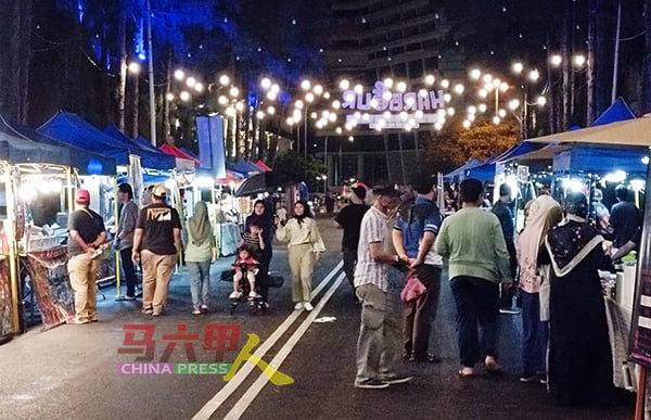 ■刚成立两周的双岛城港口街夜市，吸引不少人群到来光顾。