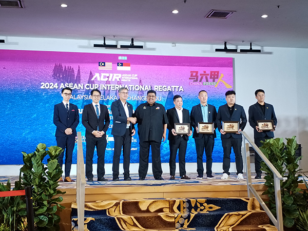 阿都拉勿（左4）与2024东盟杯国际帆船邀请赛各赛区代表。
