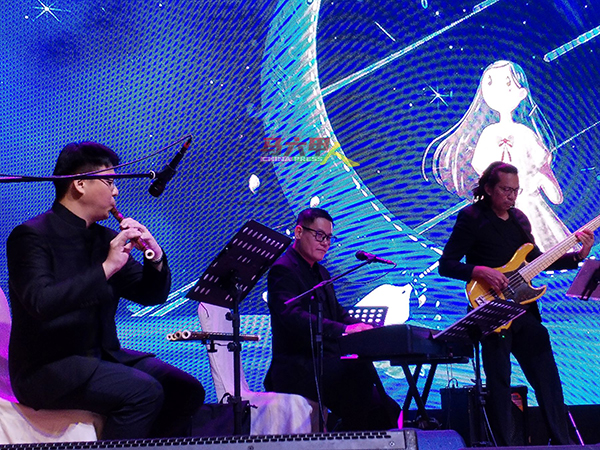陈捷（左起）、郑泽相及AJ PopShuvIt与歌曲伴奏。