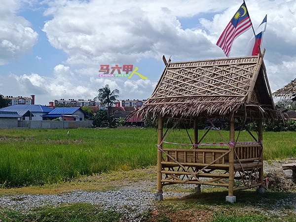 坐落甲市区彭加兰峇株的“稻草村庄”旅游产品，将提供游客感受稻田、河边钓鱼等乡村生活体验。