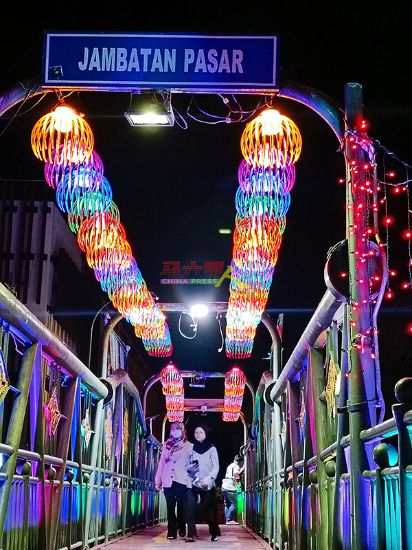 旧巴刹桥的盛装布置，旨在向国内外游客传达节日的欢乐氛围，让他们感受到马六甲的独特魅力。