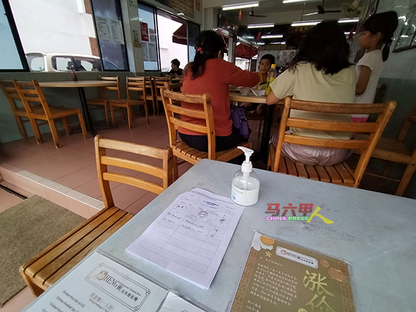 马六甲拉也的商家可到兴海南鸡饭团，签名联署。