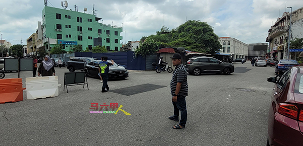 市政厅执法人员在路口，指示一名从甘榜爪哇驶来的欲右转车辆只能左转。