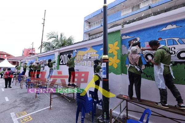 近百人日前为壁画展开上漆工作，以便为马六甲建筑及旅游业作出贡献。